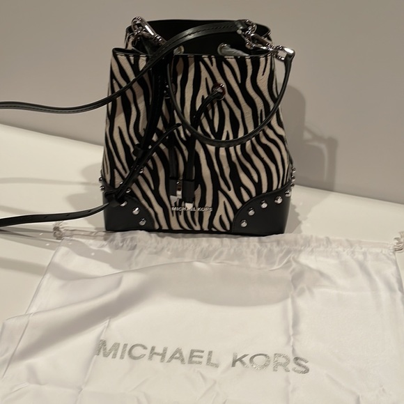 Michael Kors Mercer Gallery striped Convertible Bucket Shoulder Bag or crossbody - Picture 6 of 12